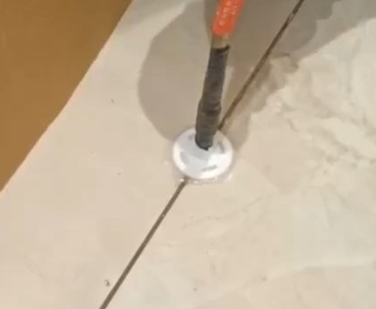 宁城瓷砖空鼓维修公司专业解答瓷砖在铺贴过程中，如果没有涂抹均匀到位的粘结材料（如水泥砂浆或瓷砖胶），可能会导致以下问题